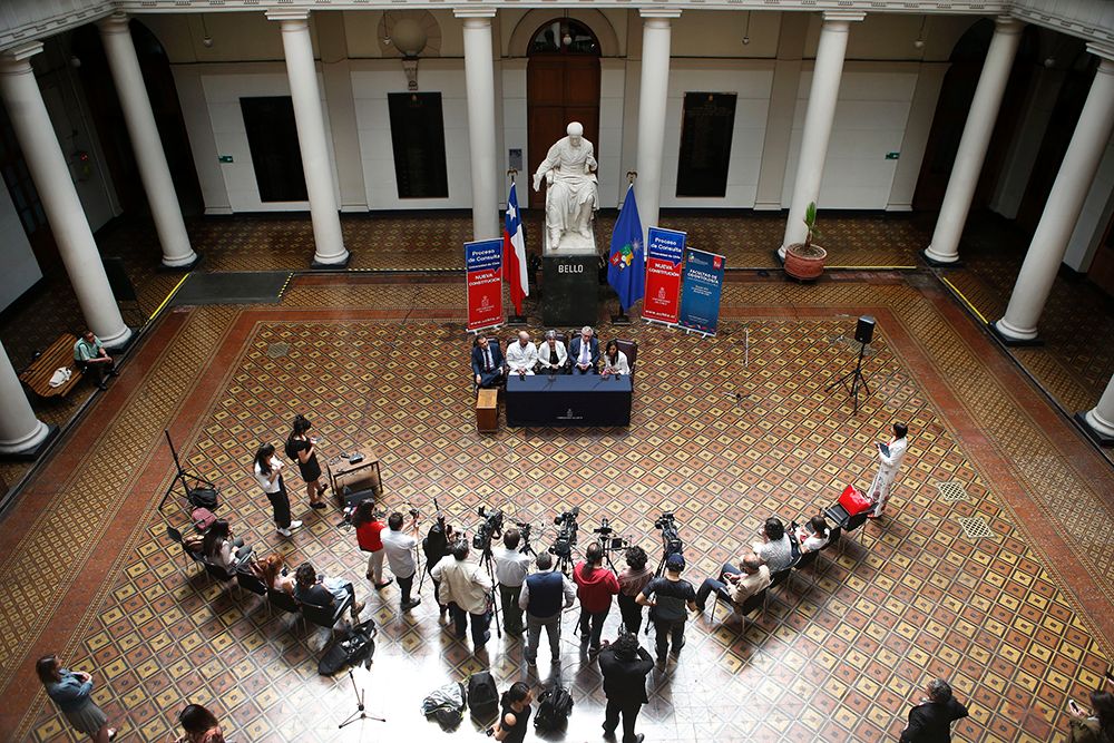 En el Patio de Bello de la Casa Central de la Universidad de Chile, se realizó el punto de prensa para anunciar el plan de acción frente a los múltiples traumas oculares. 