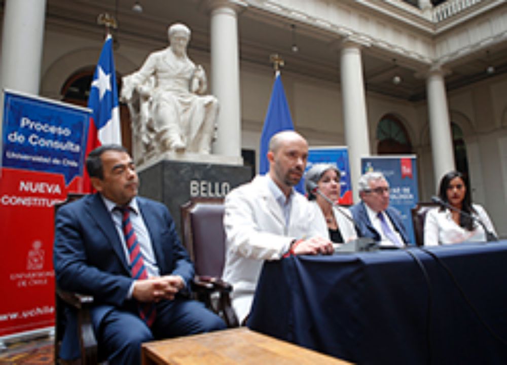 Sebastián Córdova, director del Servicio de Prótesis Máxilo Facial de la Facultad de Odontología U.Chile, exponiendo junto a Gonzalo Varas, representante de la Sociedad Chilena de Oftalmología. 