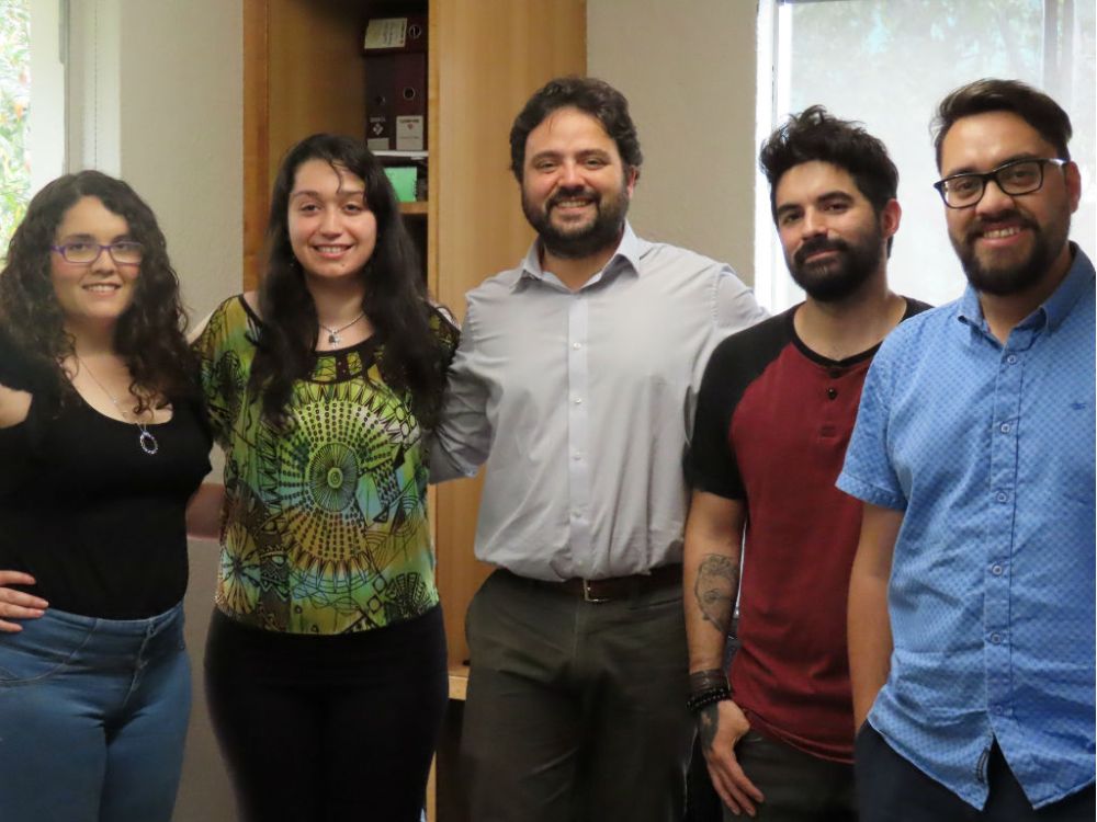 El equipo de OK to Shop: Josefa Meléndez y Amaru Latorre, nutricionistas de la U. de Chile; Sebastián Wilson, Gabriel Cortés, ingeniero informático, y Alejandro Cerda, publicista  