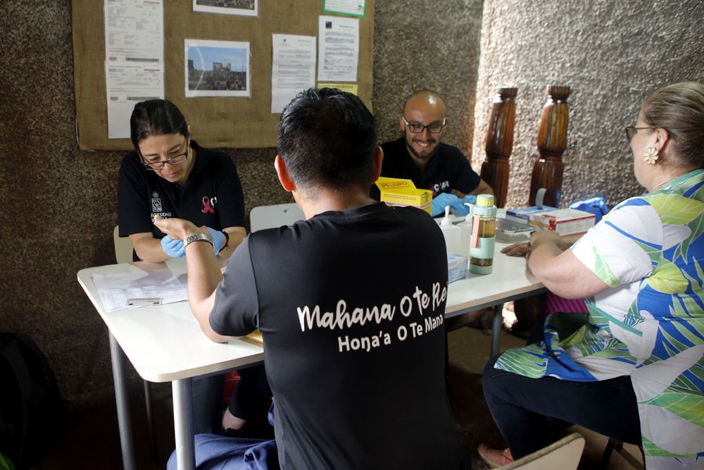 El equipo de la U. de Chile continuará con las charlas educativas en colegios y participará de la conmemoración del Día Mundial del SIDA, que se celebrará en el Centro Cultural Tonariki.