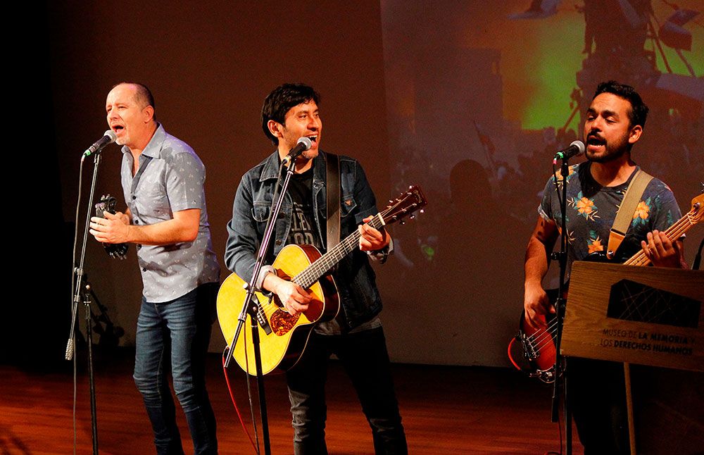 Los encargados de cerrar la ceremonia fueron Miguel Tapia y Claudio Narea de "Los Prisioneros", quienes realizaron su presentación ante un auditorio lleno.