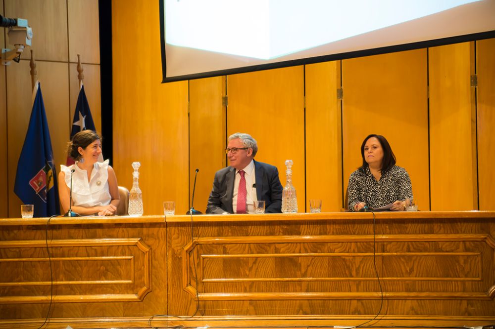 Aisén Etcheverry, directora ejecutiva de la Agencia Nacional de Investigación y Desarrollo (ANID); Ennio Vivaldi, Rector de la Universidad de Chile; y Gabriela Ortúzar, directora de SISIB