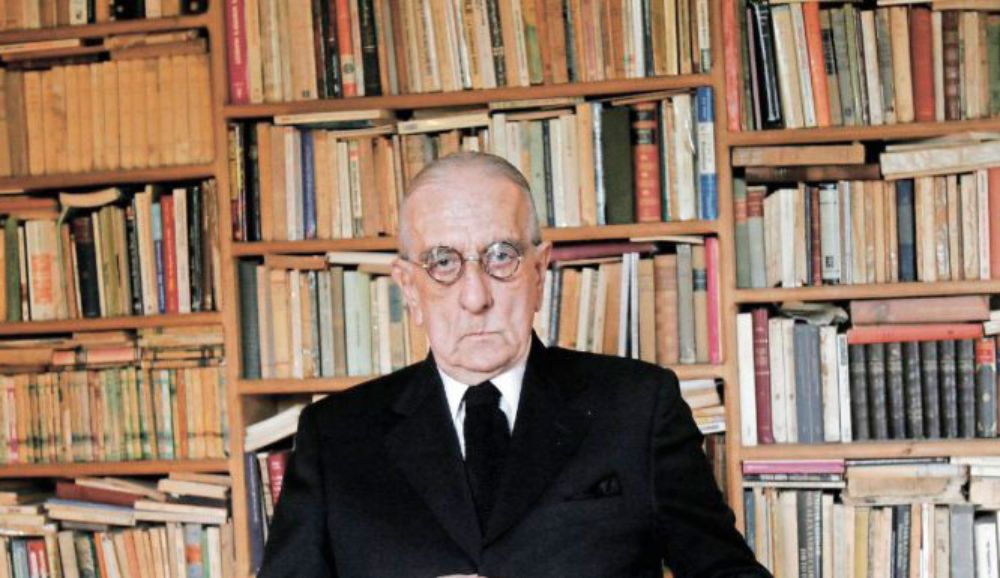 "El Libro negro de la intervención norteamericana en Chile" (1974) y "Odio lo que odio, rabio como rabio" (1998), son parte de las numerosas obras que dejó Uribe.