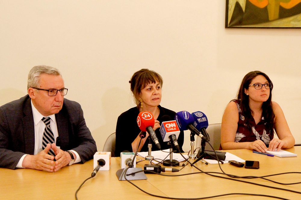 El Rector Ennio Vivaldi, junto a la directora del DEMRE, Leonos Varas, y la examinadora Bárbara Mora. 