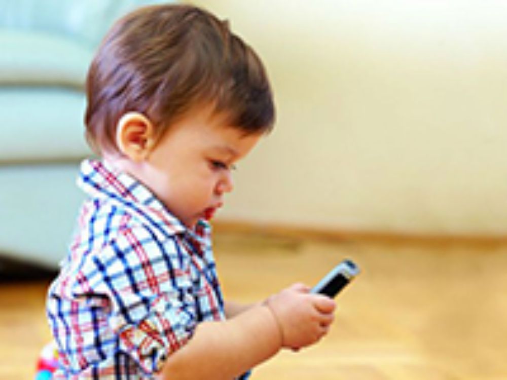 Para académicos de la Facultad de Ciencias Sociales, estudiosos en el empleo educativo de tecnologías de la información y comunicación en niños, la restricción de teléfonos móviles es desacertada.