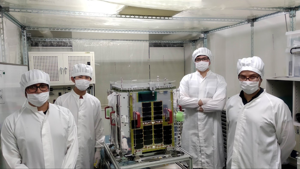 Carlos González, Camilo Rojas y Elías Obreque son los estudiantes de SPEL-FCFM que se encuentran este verano realizando una pasantía en la Universidad de Tokyo.