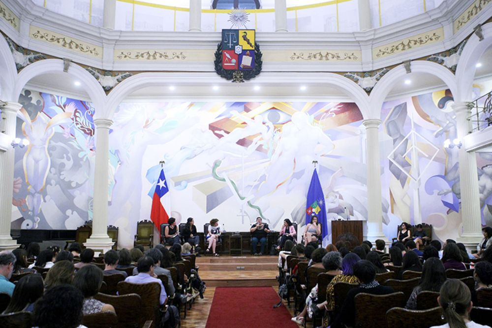 En el Salón de Honor de Casa Central se realizó este martes 10 de marzo la ceremonia oficial de conmemoración del Día Internacional de la Mujer. 