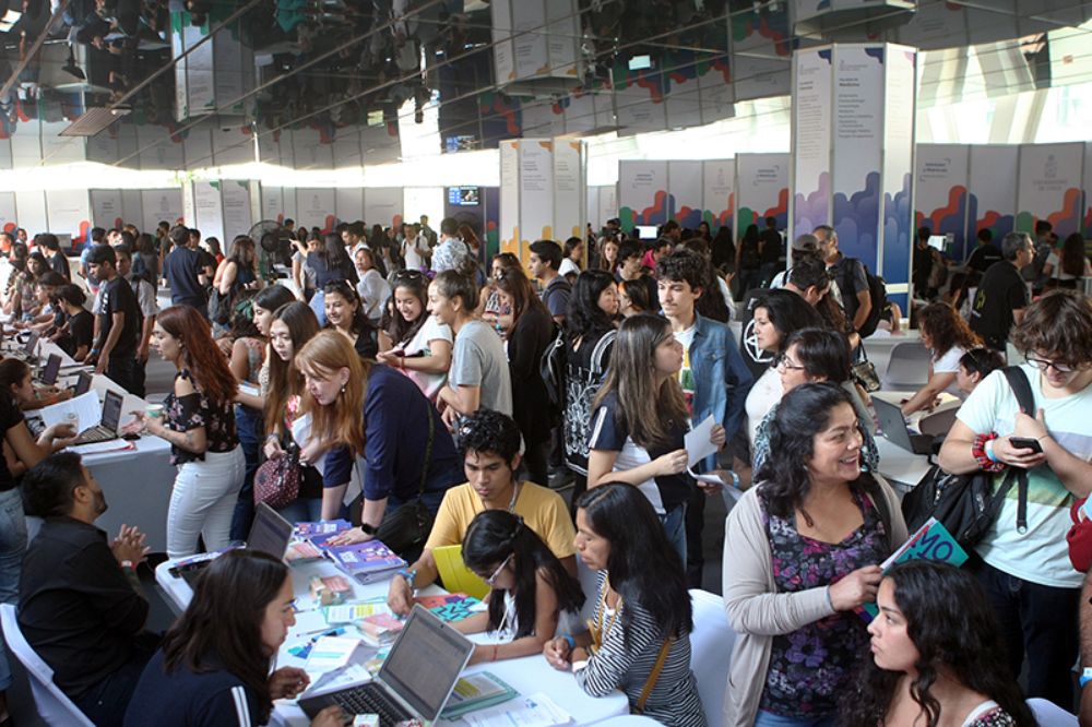 Centenares de seleccionados y seleccionadas llegaron a Beauchef 851, centro de operaciones que la Universidad dispuso para la atención presencial de los postulantes.