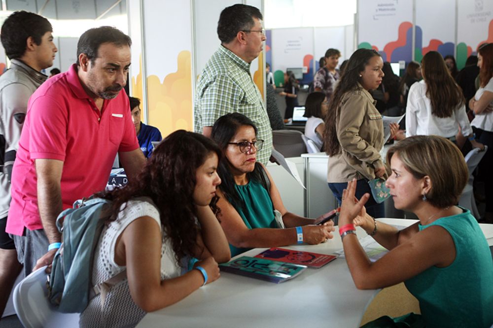 Padres, familiares y amigos acompañaron a las y los mechones en el inicio de este proceso de matrícula que culmina el próximo jueves a las 16:00 horas.