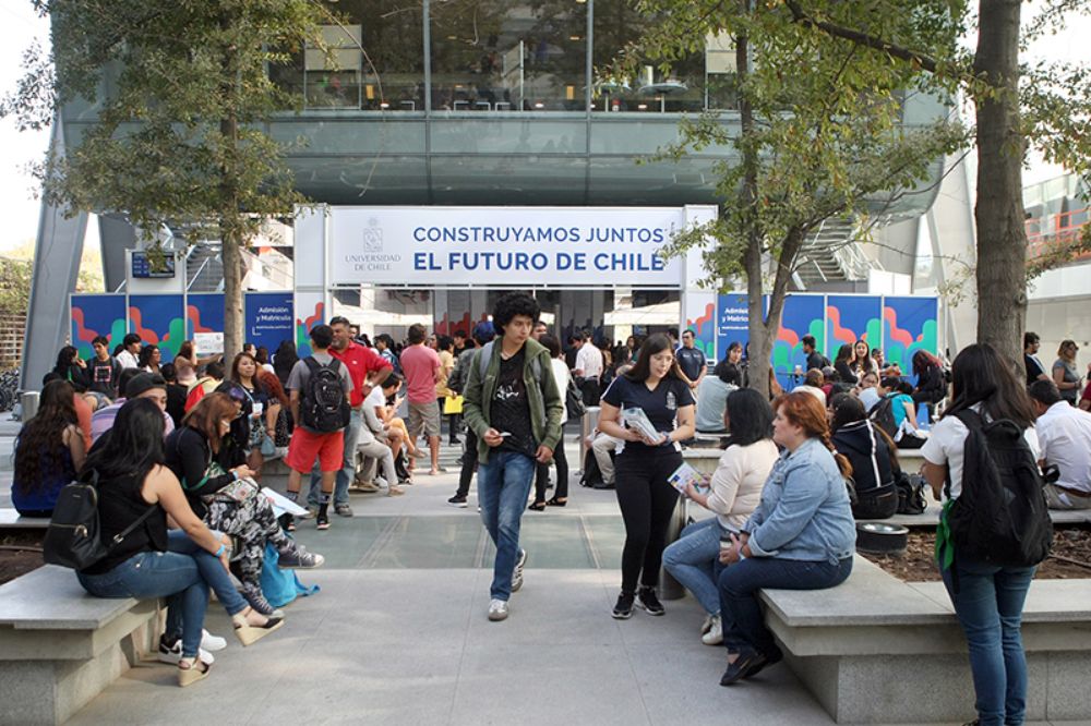 Prestigio, calidad de los profesores y solidez de las mallas curriculares fueron algunas de las razones indicadas por las y los postulantes para elegir a la Casa de Bello.