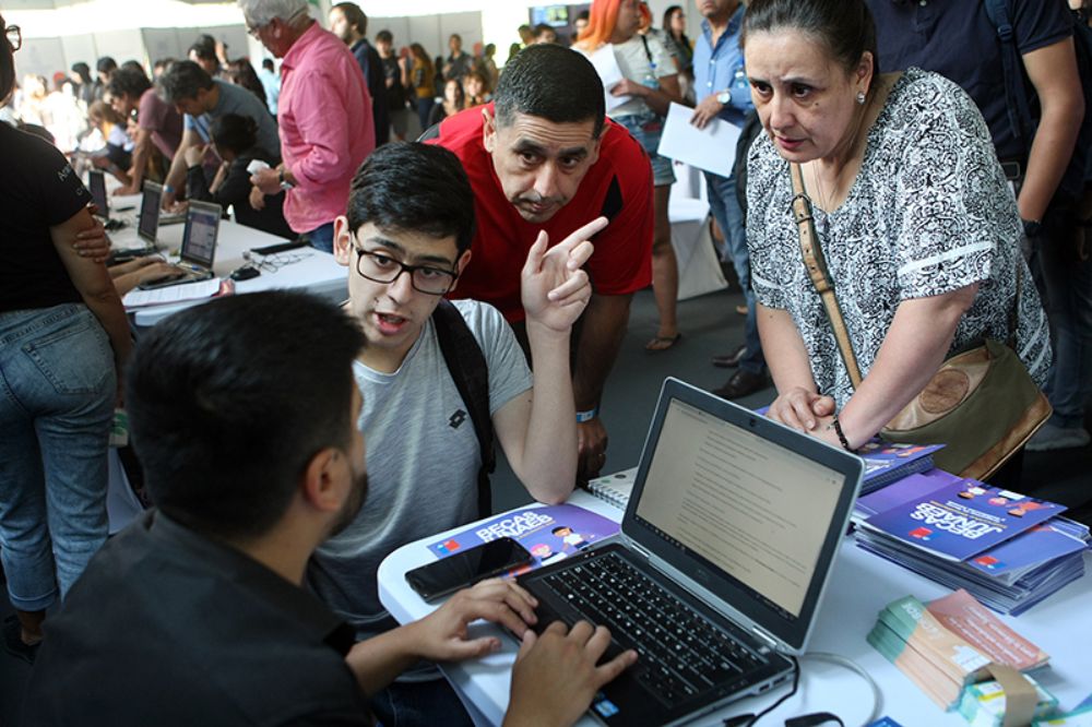 En la Facultad de Ciencias Físicas y Matemáticas las y los mechones pudieron ser orientados por estudiantes de cursos superiores y resolver dudas sobre distintos trámites.
