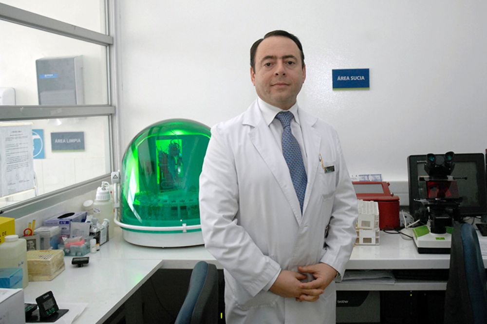 "Abre una puerta importante a la terapia génica, probablemente en el mediano plazo, pero hay que mirarlo con cautela", explica el director del Centro de VIH del HCUCH, Alejandro Afani.