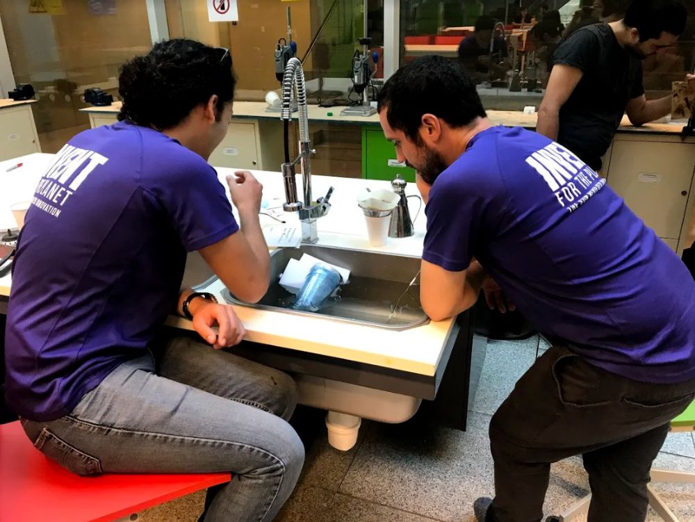 Parte del equipo ganador con Plastinator, prototipo que competirá con otras iniciativas del mundo.