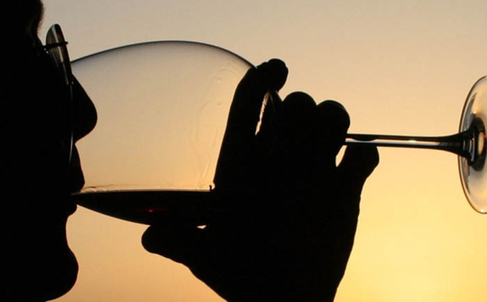 Contra lo que dicen virales de WhatsApp, el consumo de alcohol NO previene el COVID-19