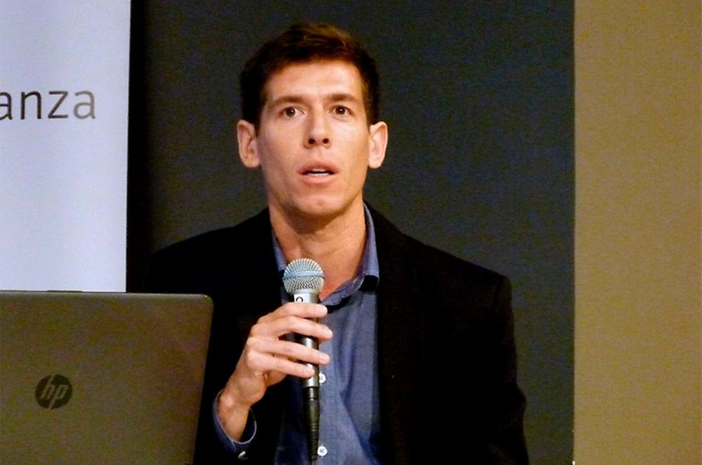 "Construir y mantener rutinas con niños y niñas ayuda porque organiza, orienta y estructura el funcionamiento de la familia", señala el profesor Morales.