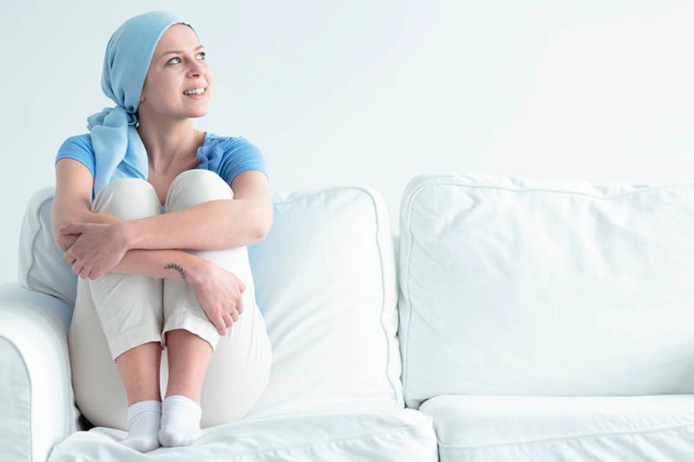 La experiencia muestra que las personas con cáncer tienen mayor riesgo de complicaciones, de admisión en la UTI y necesidad de apoyo de ventilador mecánico.