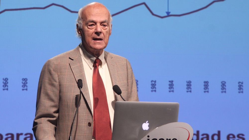 El economista pide desmitificar la intervención estatal en contextos de crisis: "Se puede usar 2 por ciento del presupuesto sin solicitarlo (...) precisamente porque suceden catástrofes como ésta".