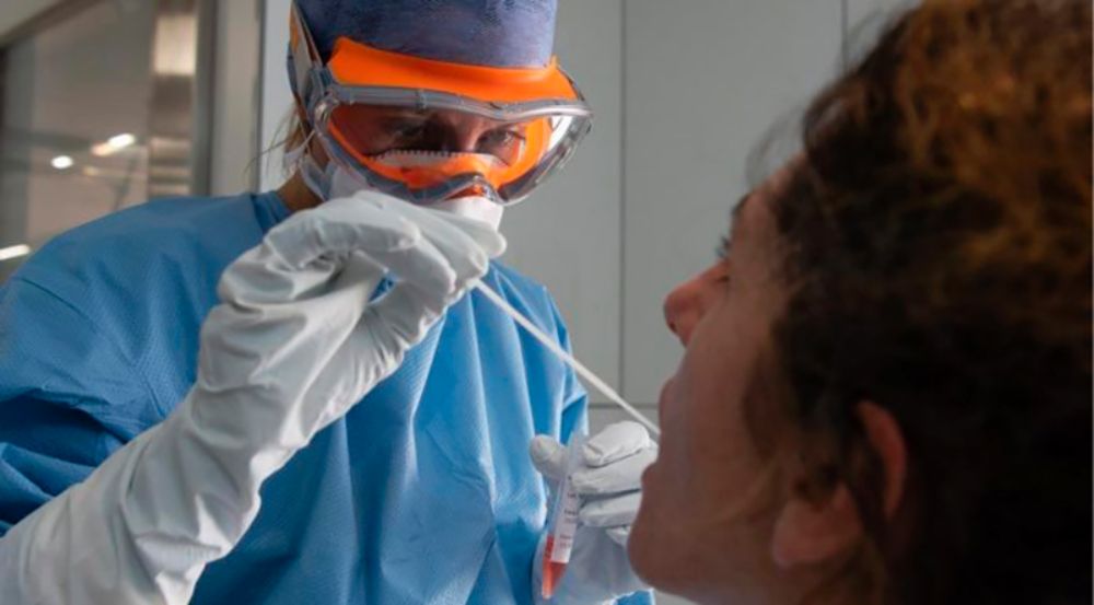 Según el experto,la detección precoz y aislamiento de casos, y el distanciamiento son clave para aplanar la curva de contagios.