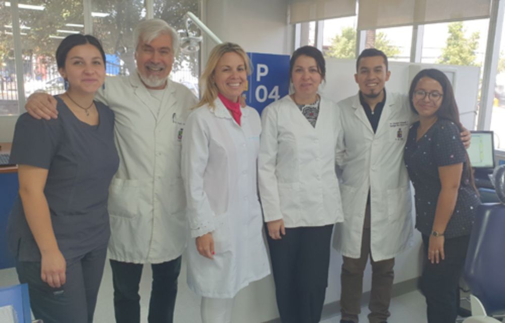 Junto a ello, un equipo de patólogos odontológicos está apoyando remotamente en diagnósticos a sus colegas que se están desempeñando en las urgencias.