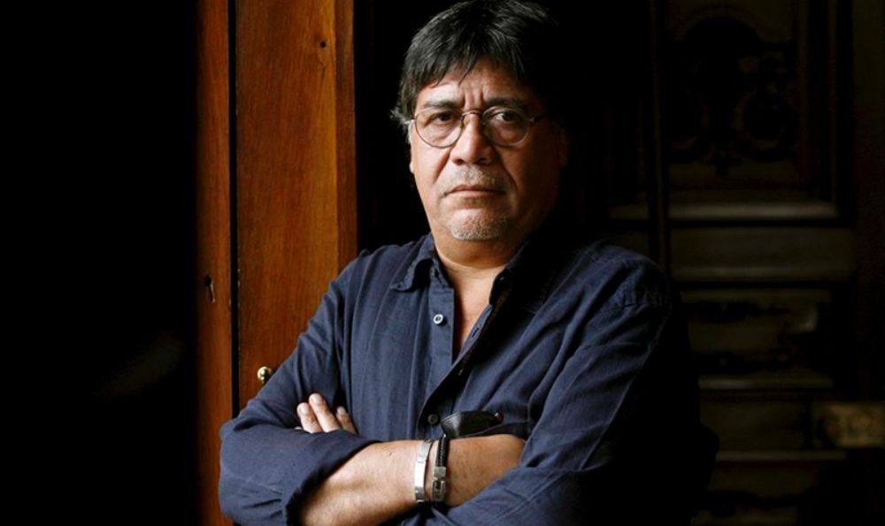 El escritor y egresado de la U. de Chile falleció este jueves 16 de abril en Asturias luego de contraer COVID-19.