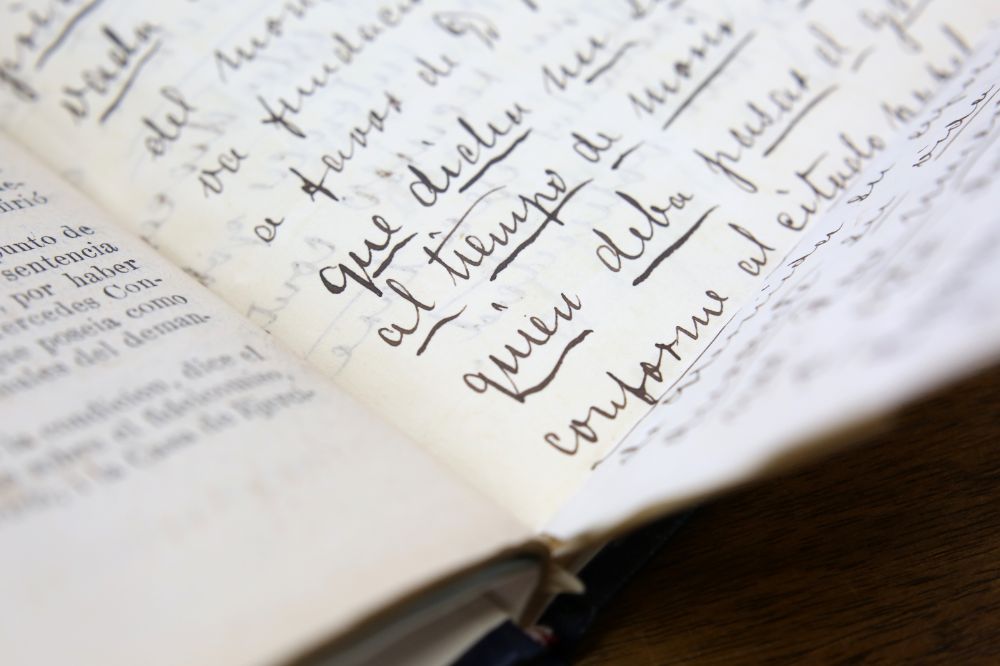 Los "Rastros lectores" son las huellas que se pueden encontrar en los libros, las cuales van desde una fotografía hasta una anotación, una dedicatoria o un boleto.