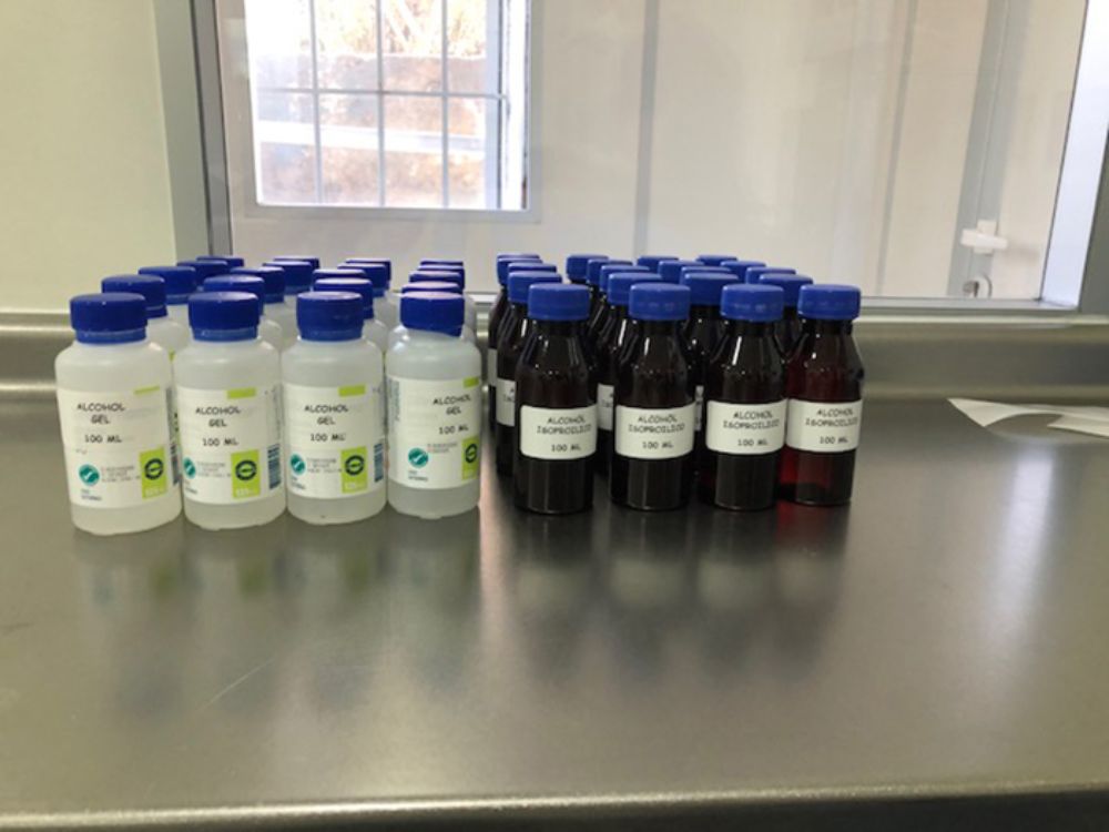 Impulsado por los mismos funcionarios del recinto, HCUCH cuenta con fabricación de insumos de protección, incluyendo alcohol gel e isopropílico.