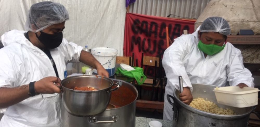 Juan Pablo Henríquez (a la izquierda), participa en ollas comunes y comedores comunitarios en Alto Hospicio, una de las comunas en cuarentena total fuera de la Región Metropolitana.