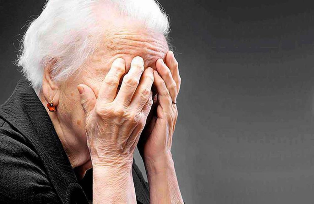 Durante este periodo, muchas personas mayores han debido permanecer distanciados(as) de sus familiares, recibiendo únicamente los cuidados de los(as) cuidadores(as).