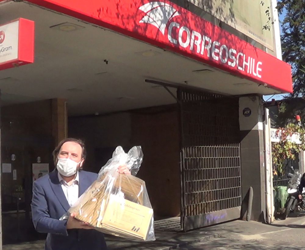 El ingeniero Marcelo Valenzuela en el envío de los pendrives a las comunas beneficiadas por esta iniciativa.