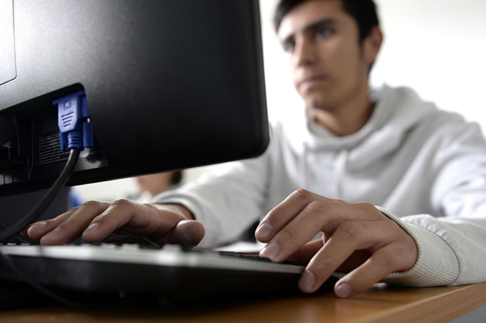 "La pandemia nos ha puesto a prueba. Existe una desigualdad estructural en el acceso a internet", señala Fabián Retamal.