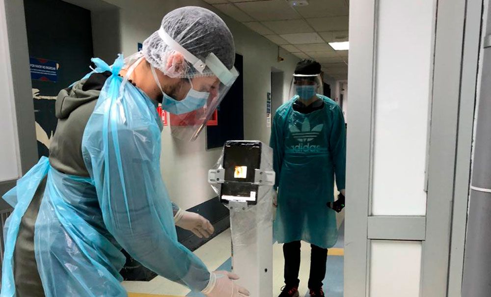 El robot "Pudú" permite la teleasistencia de pacientes con aislamiento, y su comunicación con sus familiares manteniendo la distancia.