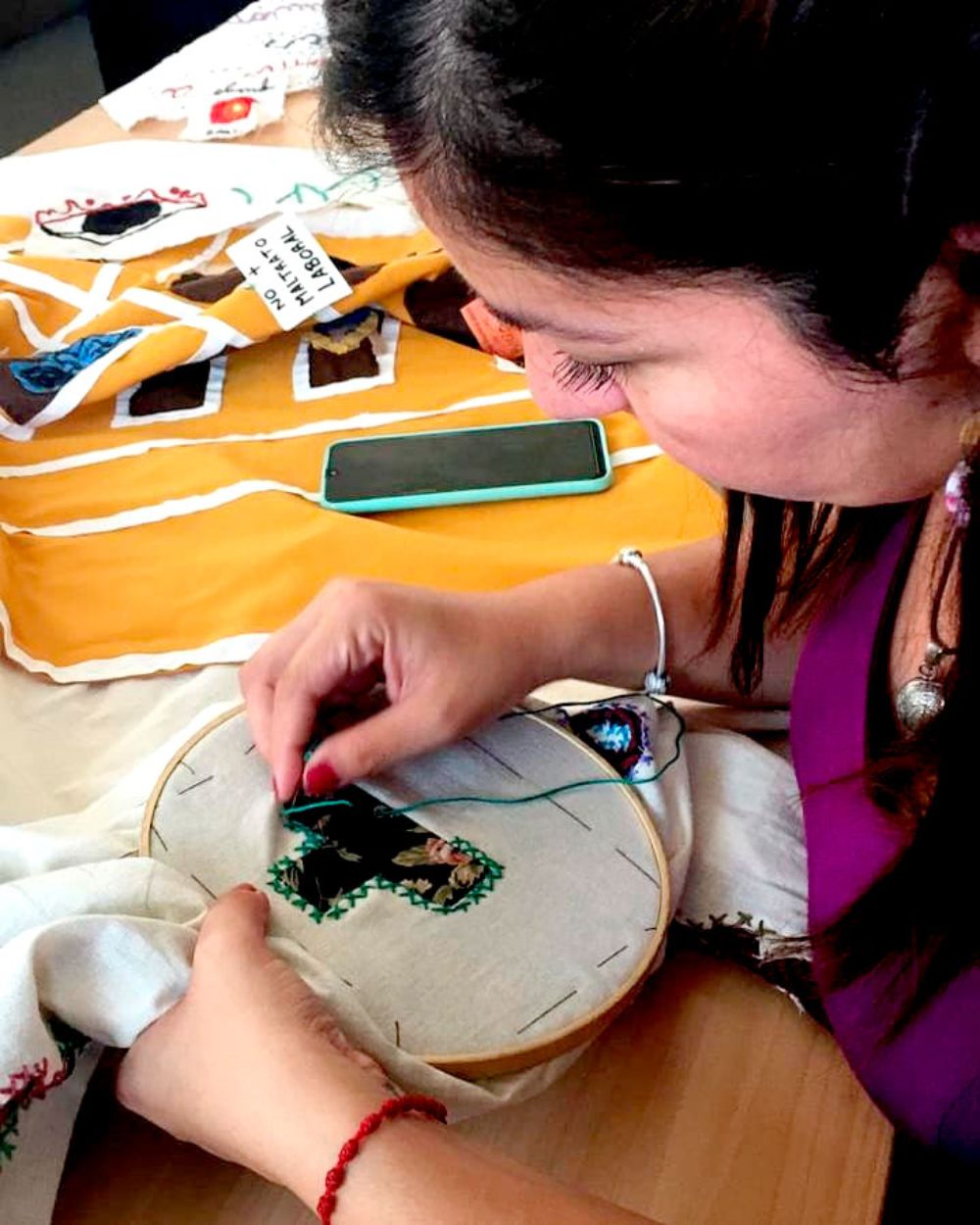 "Para remendar el dolor" es una acción textil de gran envergadura que contendrá los nombres de las y los muertos de la pandemia en Chile.