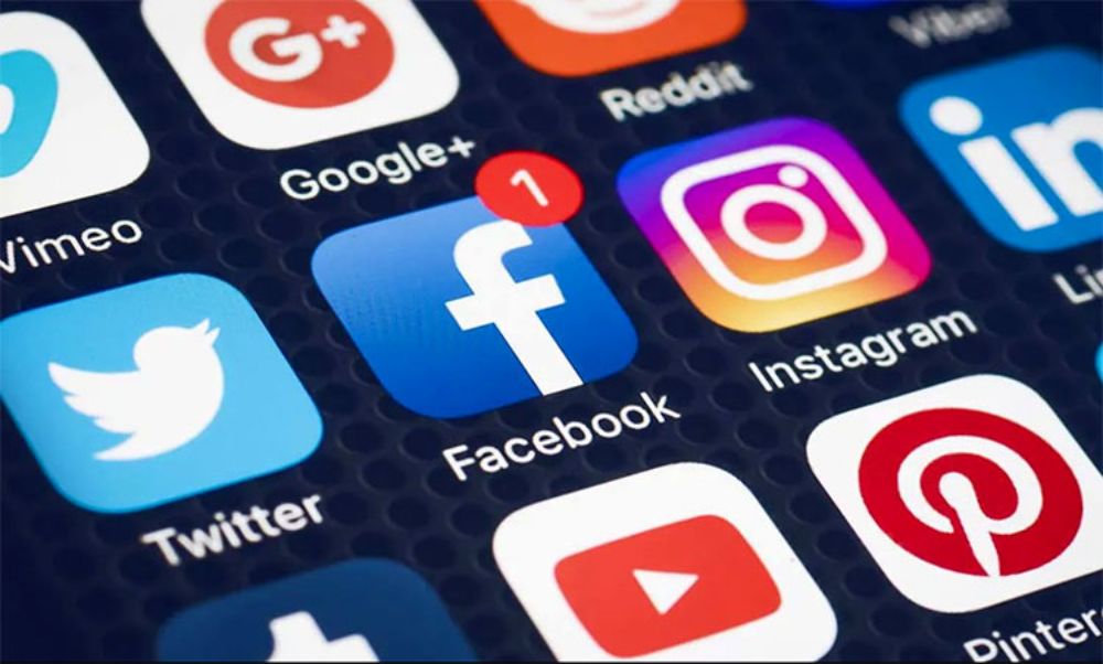 Las redes sociales son un ejemplo de cómo la Inteligencia Artificial ya está presente en nuestra cotidianidad. Los contenidos que estas plataformas nos muestran están determinados por algoritmos.