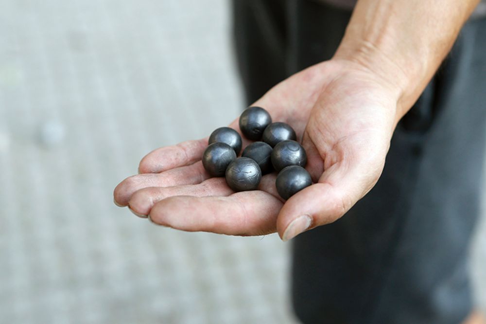 La publicación integra el trabajo de académicos de la FCFM, quienes determinaron que los proyectiles contenían sólo un 20 por ciento de caucho, y el resto eran metales y minerales de alta dureza.