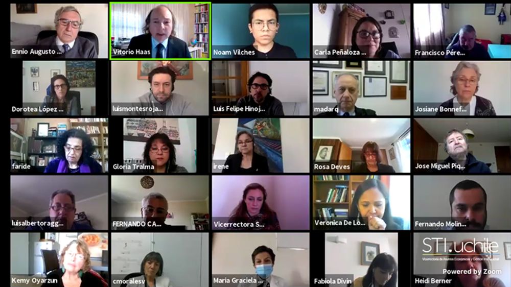 La ceremonia, encabezada por el Rector Vivaldi, contó con la participación de autoridades universitarias y representantes de los diferentes estamentos de la U. de Chile.