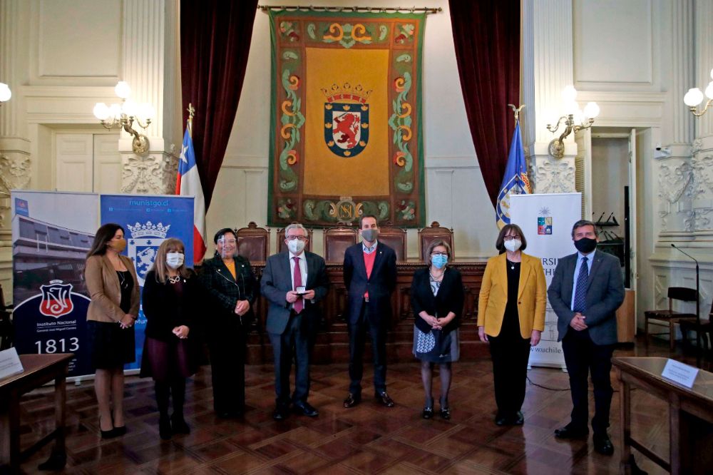La ceremonia de firma de convenio se desarrolló en el Salón de Honor de la Municipalidad de Santiago.