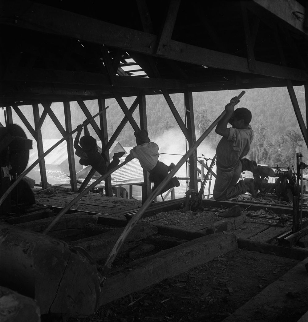 Cerca de dos años recorrieron el país los fotógrafos de la U. de Chile, recolectando más de 7 mil negativos. Otros fotógrafos como Sergio Larraín compartieron algunas imágenes para la exposición.