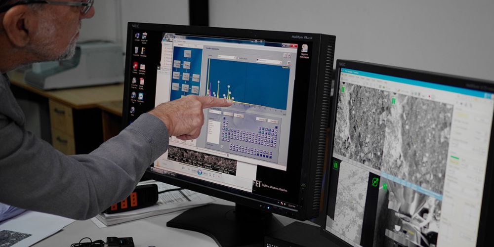 El documental muestra imágenes inéditas del microscopio electrónico de barrido y del proceso de estudio de las muestras, extraídas de víctimas atendidas en la Unidad de Trauma Ocular (UTO).