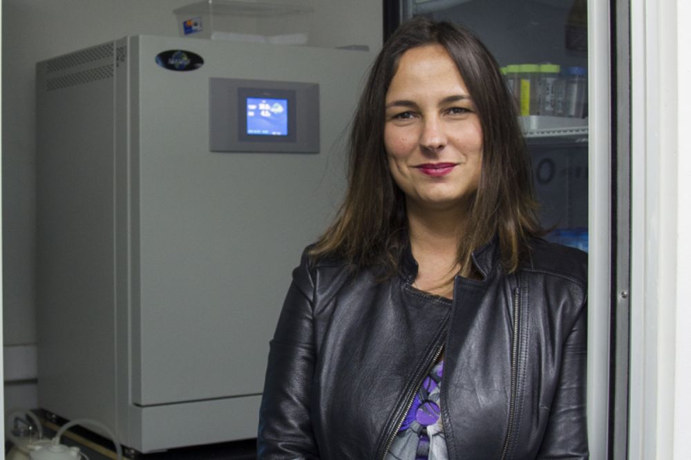 La Académica de la Facultad de Odontología y Doctora en bioquímica, Andrea Paula-Lima.