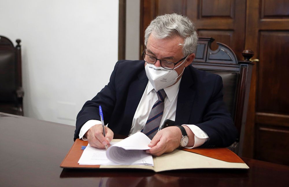 El Rector de la U. de Chile, Ennio Vivaldi, encabezó la firma del acuerdo que permitirá aunar esfuerzos para el desarrollo de un centro de elaboración de vacunas para el país.