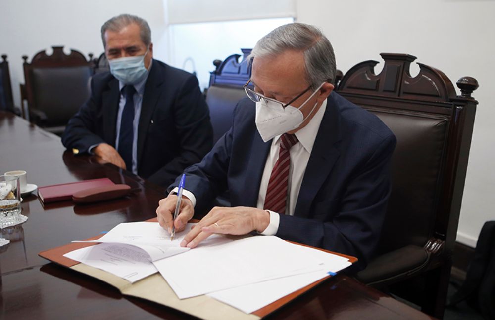 El presidente de Asilfa, Julio Jiménez, dijo que "es imprescindible por el bien del país estar en esta asociación con la Universidad".