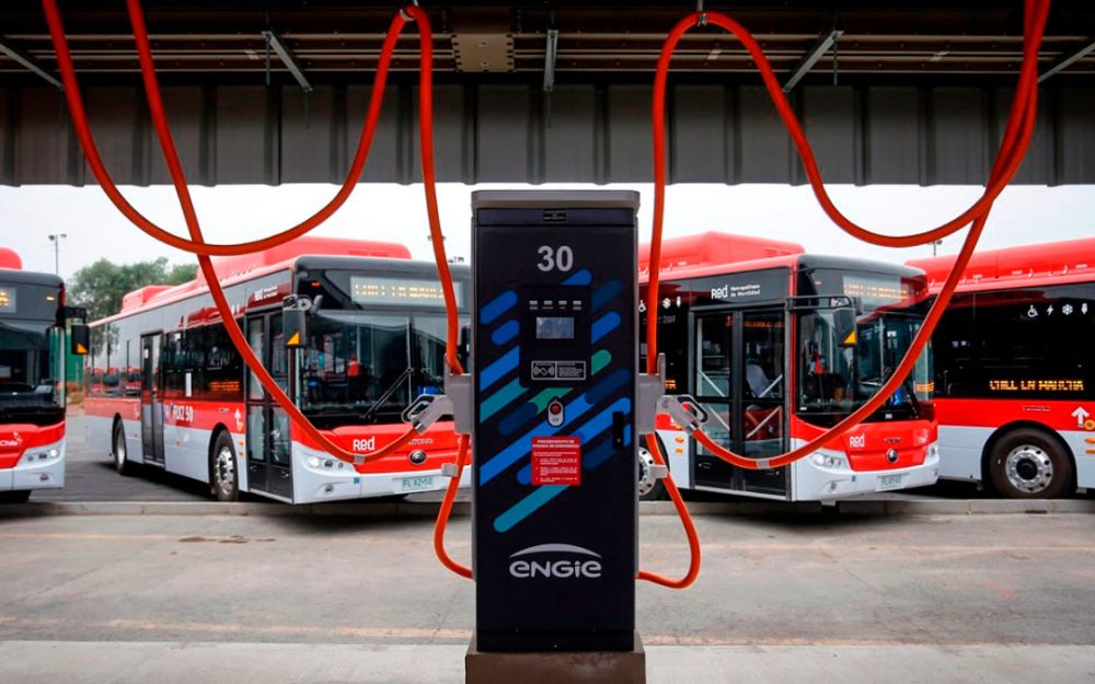 Hoy existen cerca de 800 buses eléctricos en el transporte público. La meta de la Estrategia Nacional de Electromovilidad es contar con una red de transporte urbana 100 por ciento eléctrica al 2040.