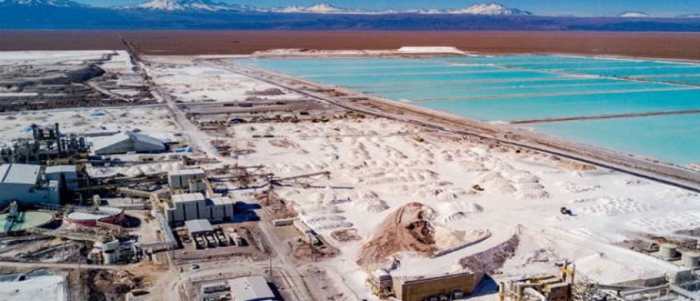 La explotación de litio para las baterías de vehículos eléctricos también tiene impactos sociales y ambientales. En el Salar de Atacama ha generado efectos en las comunidades aledañas.