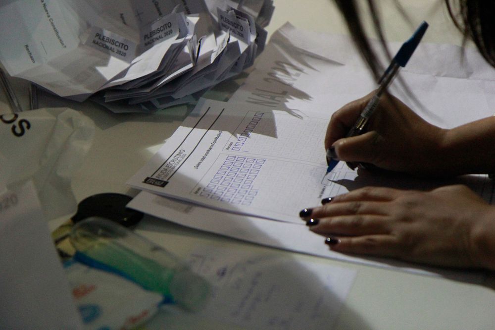 Chile tuvo un incipiente movimiento sufragista en el año 1875. Posteriormente, en 1884, el Congreso les prohibió expresamente votar.