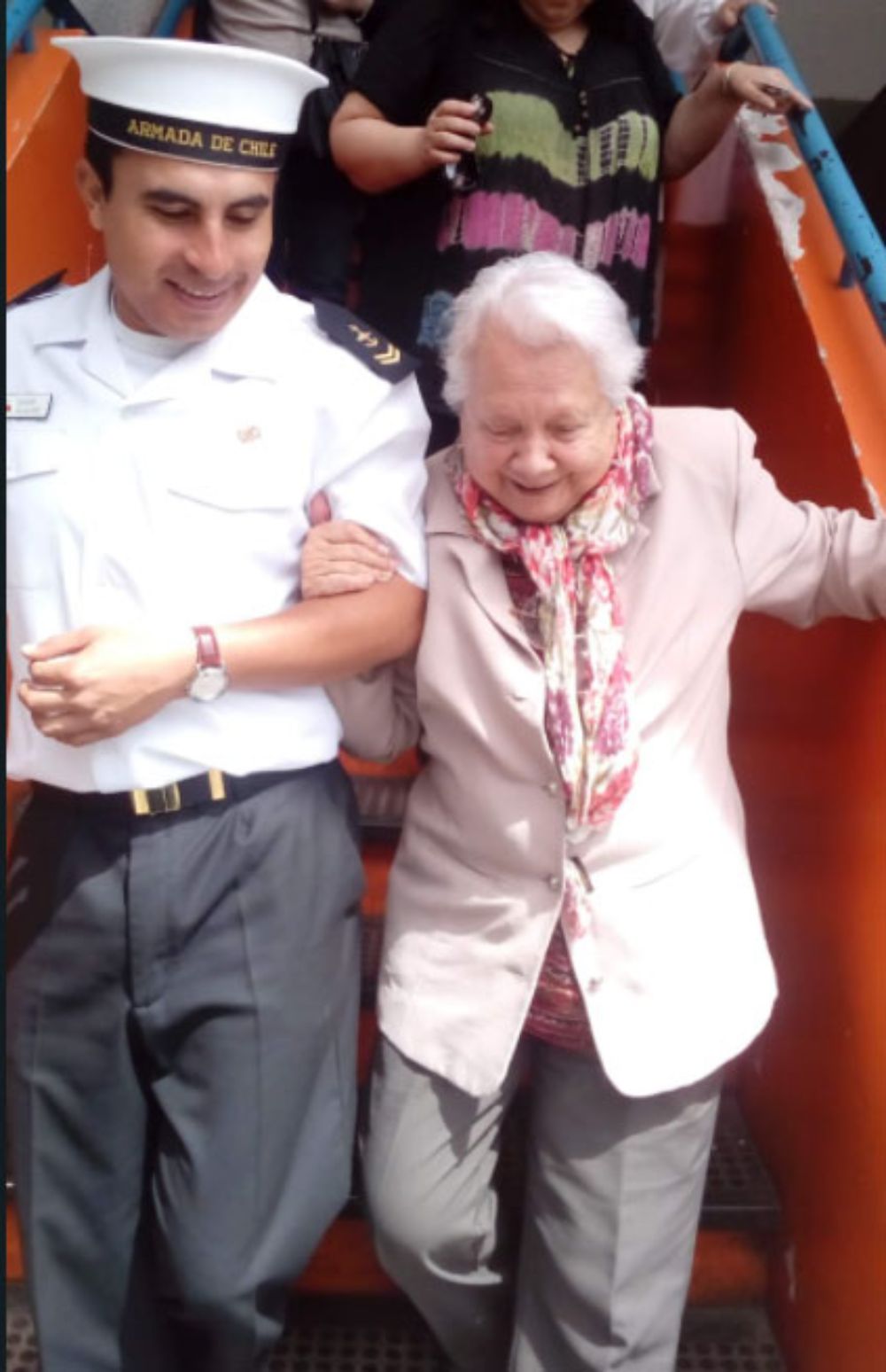 Lucy Echeverría bajando la escalera de su local de votación, para las presidenciales del 2017.