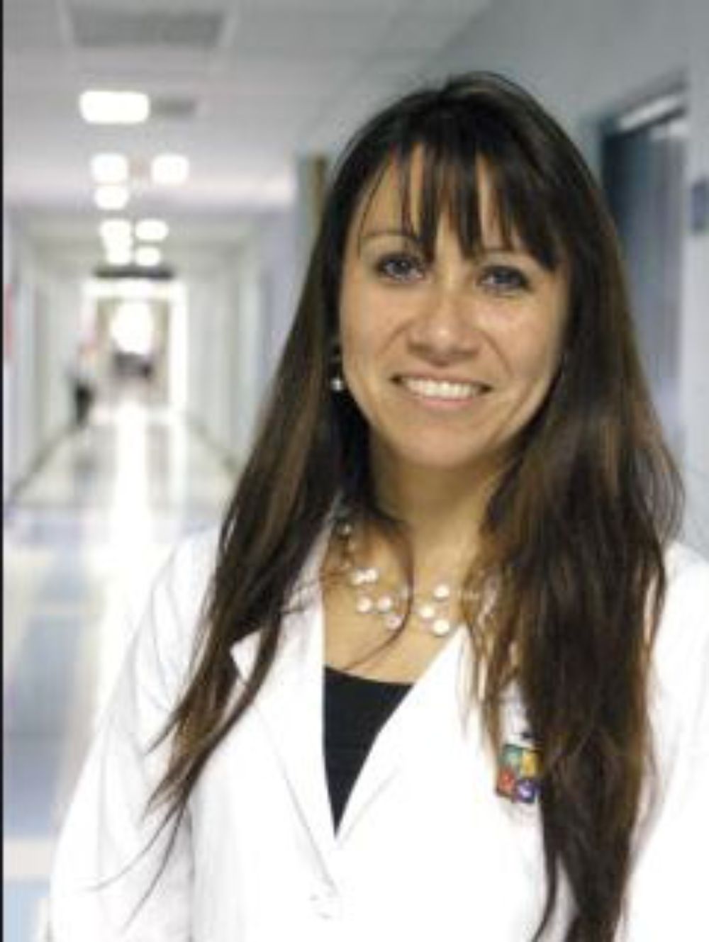 "Lo más importante es cumplir con las indicaciones del día que nos corresponda y seguirnos cuidando porque el hecho de que yo me haya puesto una dosis no me protege", enfatiza la Dra. Cifuentes.