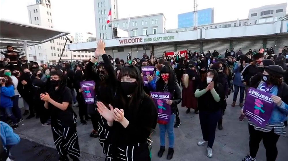 El colectivo LasTesis participará a través de la transmisión del video de su performance "Hoy hundimos el miedo", realizado en octubre de 2020 en Valparaíso.