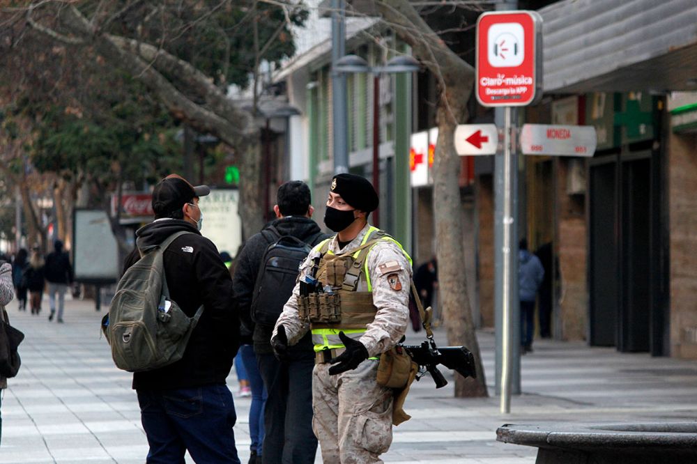 Actualmente el Congreso debate sobre la extensión del Estado de Excepción, medida para enfrentar situaciones de ¿calamidad pública¿ y que permite restringir libertades y establecer toques de queda.