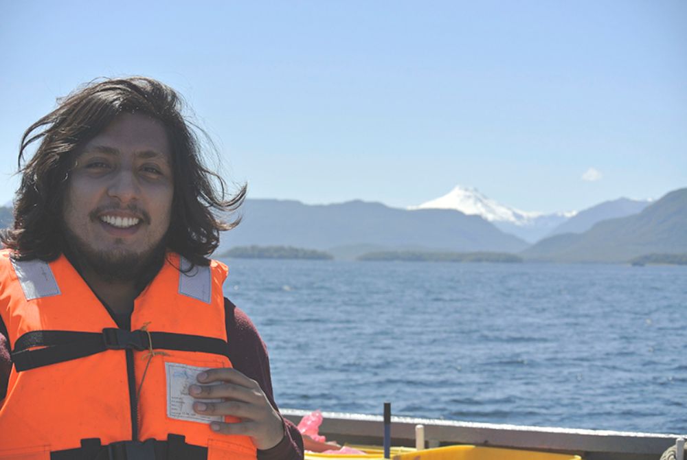 Javier Ojeda, investigador del Departamento de Geofísica de la U. de Chile, fue parte de esta expedición que recuperó estos equipos que se encontraba entre mil a tres mil metros de profundidad.