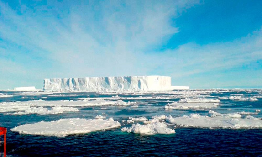 Entre otras materias, reitera la delimitación del Territorio Chileno Antártico complementándola con los espacios consagrados en la Convención de las Naciones Unidas sobre Derecho del Mar.